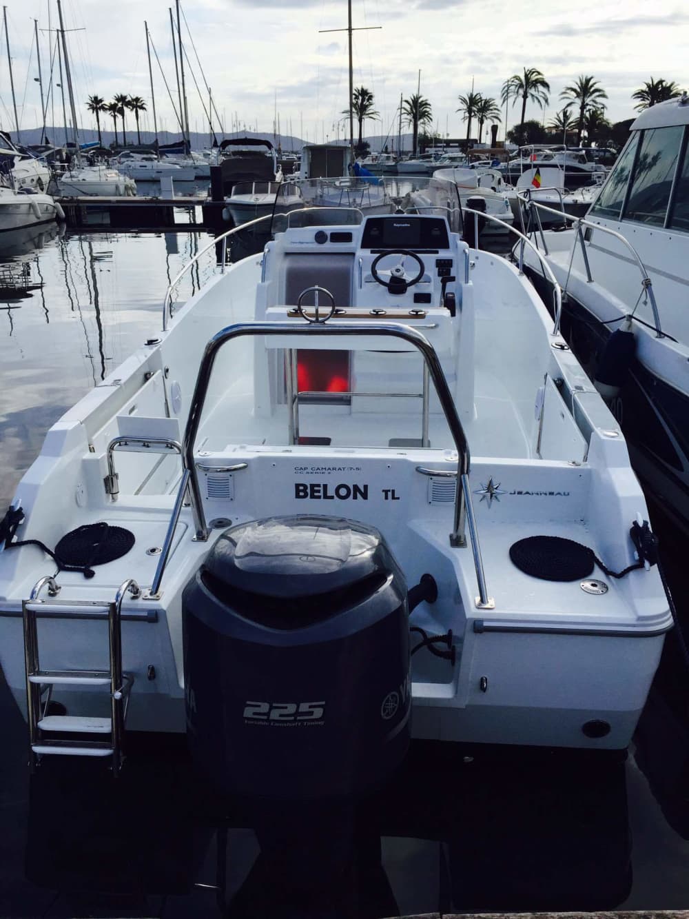 Votre journée à Cavalaire-sur-Mer : louez un bateau à moteur pour 9 h de découverte.