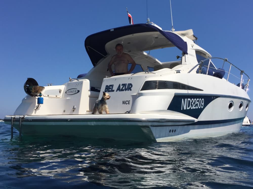 Votre journée à Mandelieu-La Napoule : louez un bateau à moteur pour 9 h de découverte.