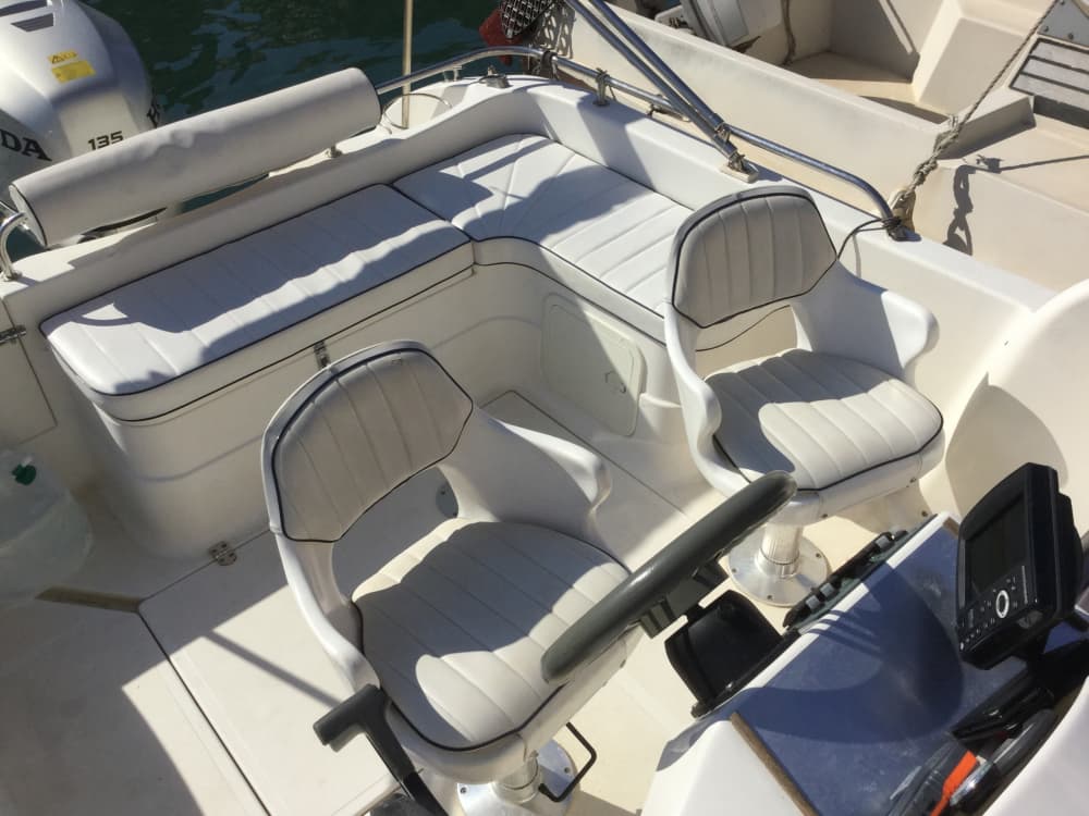 Vivre au rythme des vagues: une escapade d'une demi-journée à Sète à bord d'un bateau à moteur
