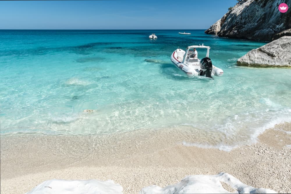 Aube sur le Golfe : Croisière au lever du soleil vers les rivages secrets de la Sardaigne