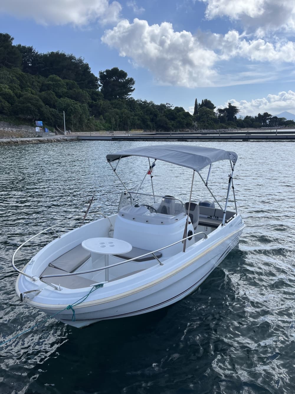 Profitez du soleil lors d'une excursion en bateau de 9 heures à Antibes