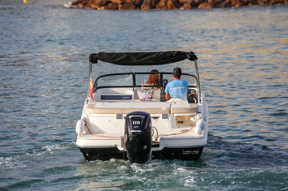 Accordez-vous une demi-journée de détente sur un bateau à moteur à Marbella.