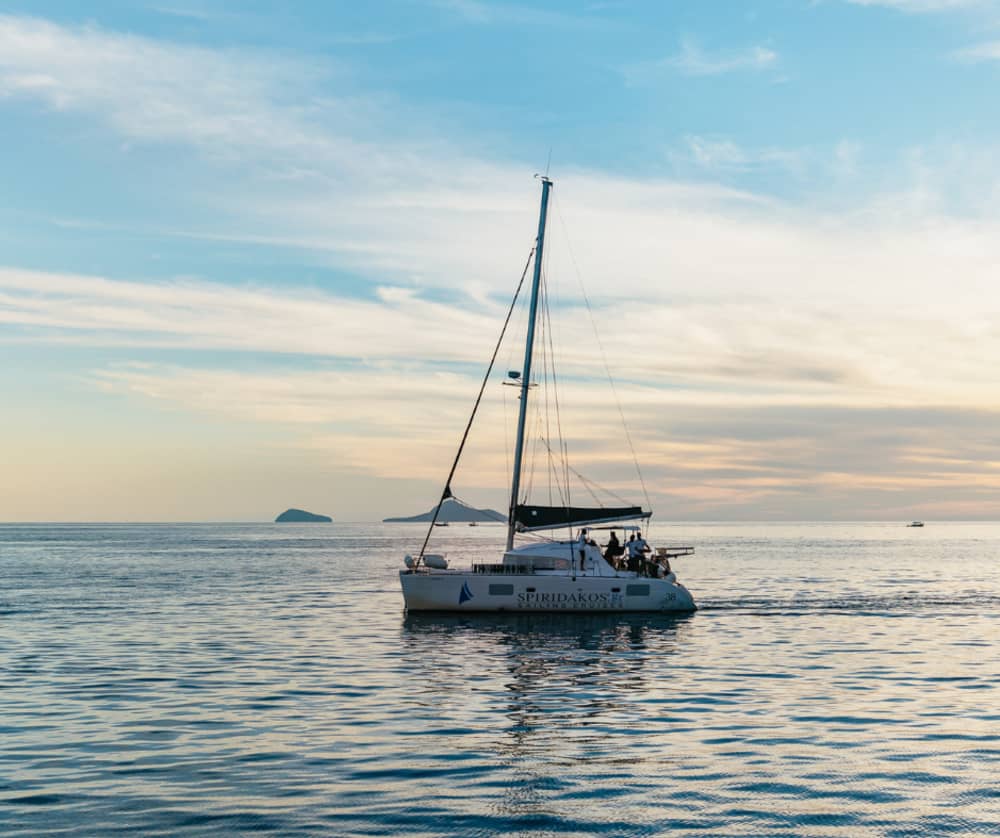 Croisière privée en catamaran en journée avec barbecue, boissons et transferts
