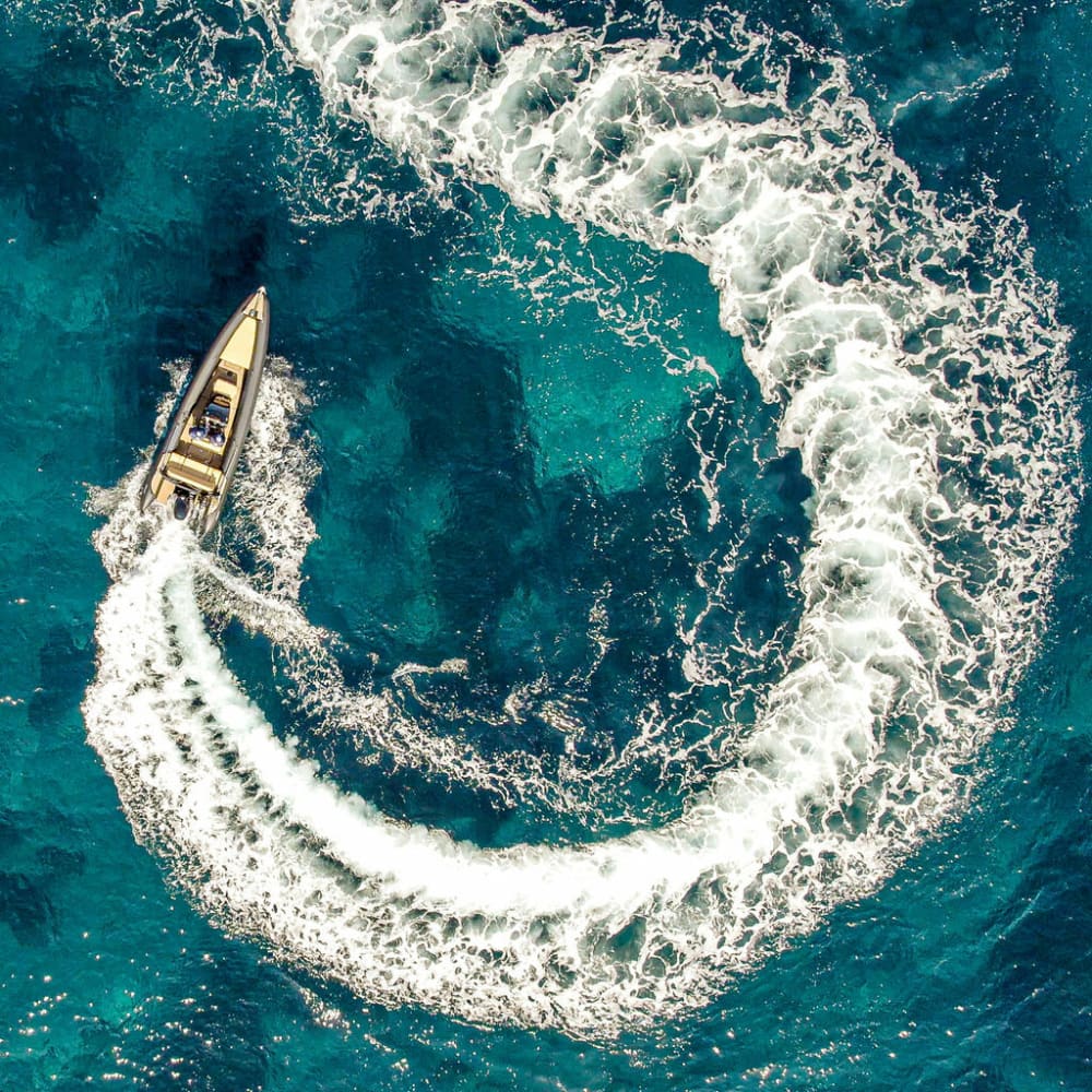 4h30 à Santorin : louez un bateau à moteur et profitez-en ! 3