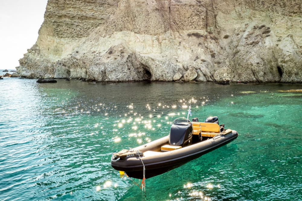 4h30 à Santorin : louez un bateau à moteur et profitez-en ! 5