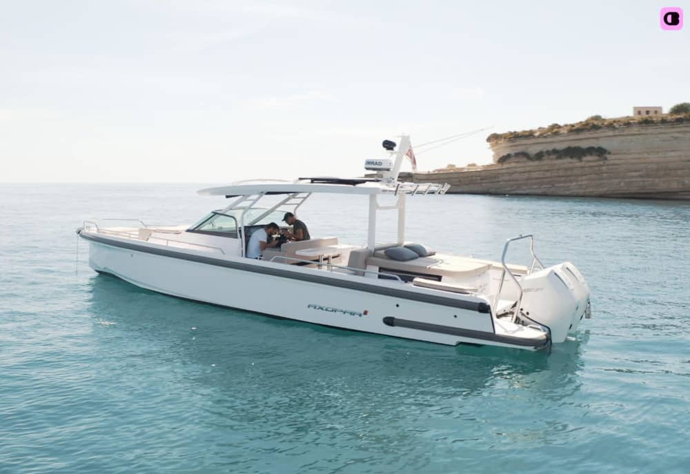 Profitez d'une journée en mer à bord de l'Axopar 37 Sun Top