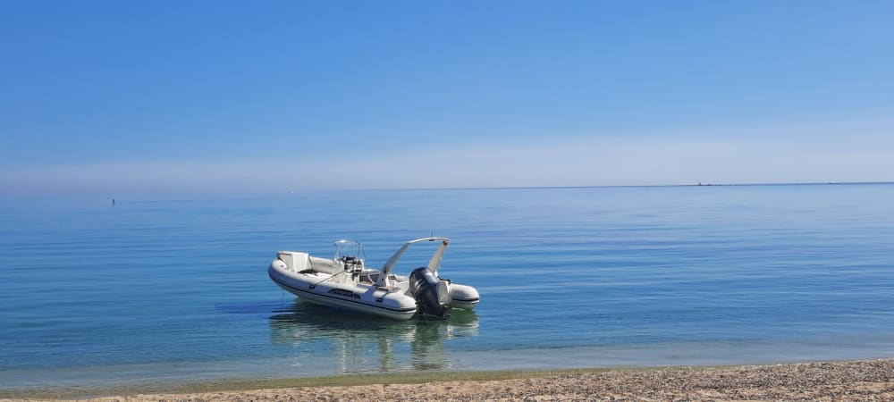 Une journée à Grimaud sur un bateau à moteur
