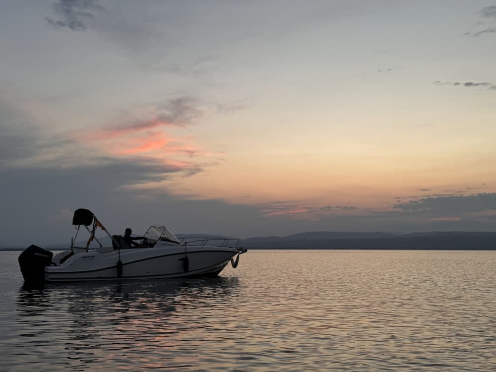 Commencez vos vacances par 3 heures de plaisir sur un bateau à moteur