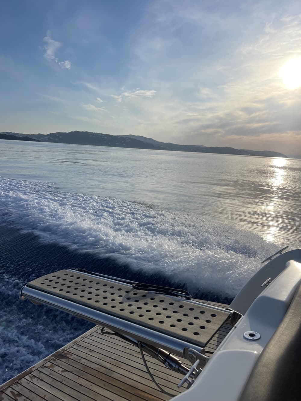 Blanc, bleu et divin: une journée complète sur un bateau à moteur 3