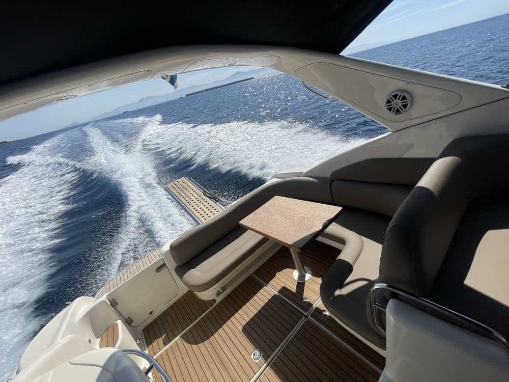 Blanc, bleu et divin: une journée complète sur un bateau à moteur 5