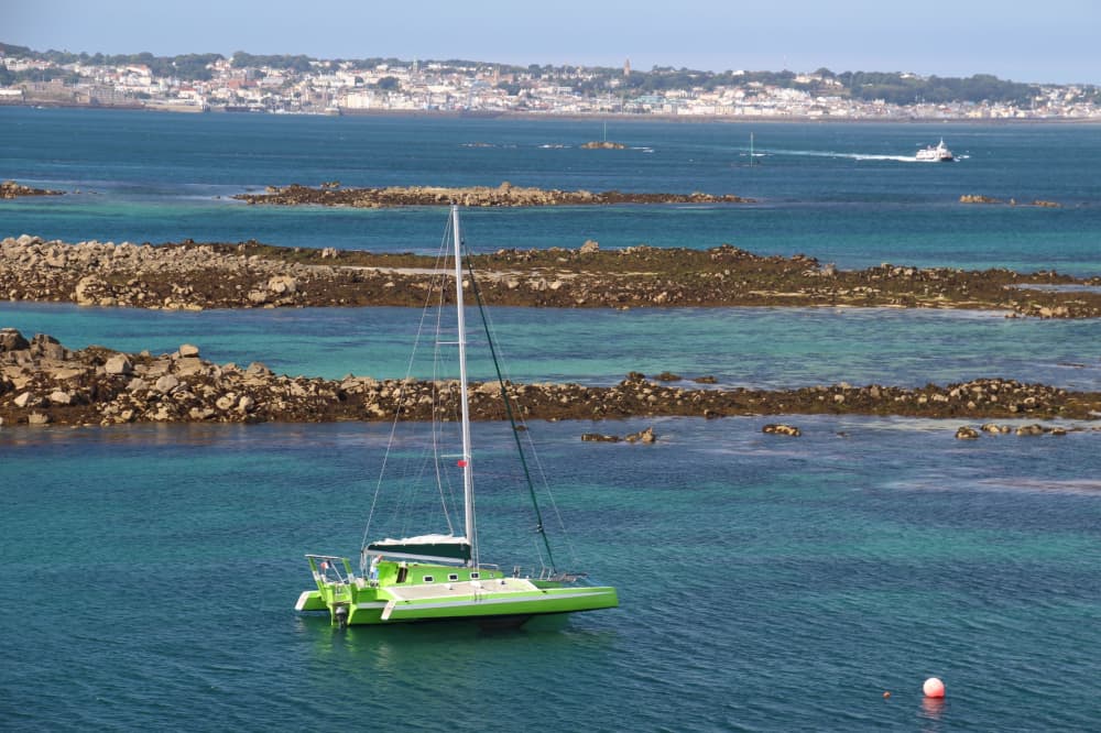 Découvrez Cherbourg-Octeville comme jamais auparavant à bord d'un catamaran 4