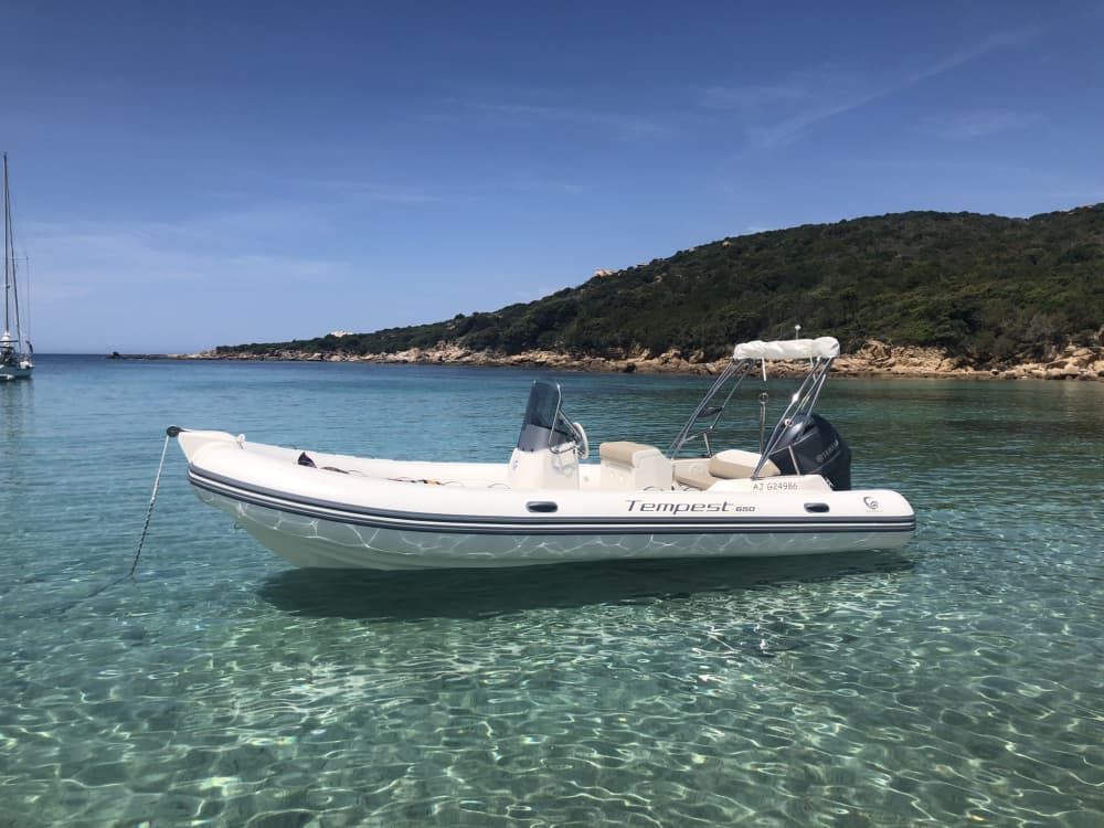 Profitez d'une journée complète en bateau à moteur à Belvédère-Campomoro