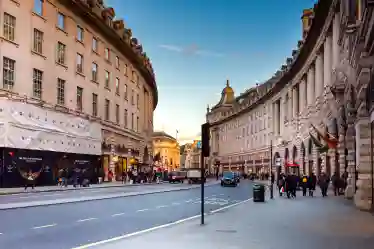 schöne Straße an einem sonnigen Tag in einer europäischen Stadt