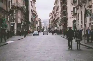 an einem Herbsttag, in einer Stadt, in der die Leute mit ein paar Autos unterwegs sind