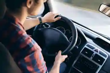 junger Fahrer, der gerade seinen Führerschein bekommen hat