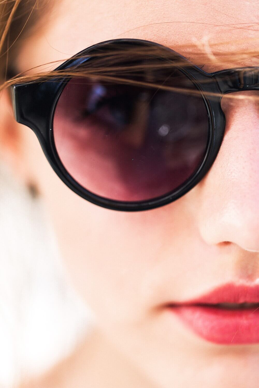 pretty-girl-round-sunglasses.jpg