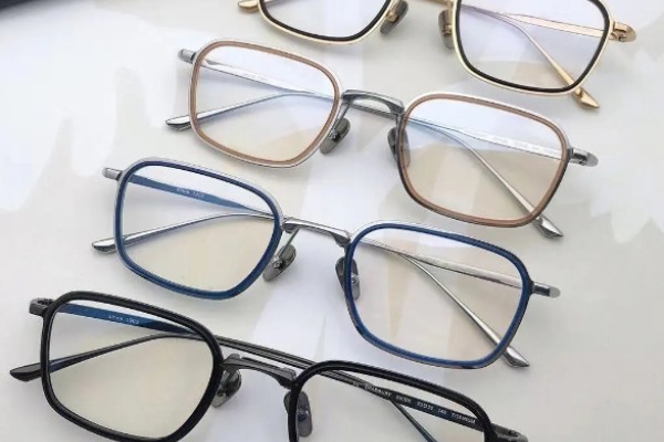 Top 4 Tips When Choosing Glasses for a Round Face