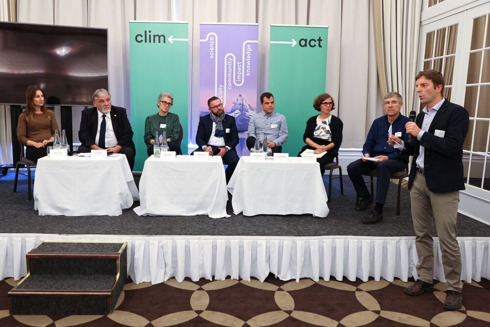 From left to right: Adèle Thorens, Conseillère aux États (Les Vert·e·s); Daniel Ruch, Conseiller national (PLR), Syndic de Corcelles-le-Jorat; Sonya Butera, Députée au Grand-Conseil (PS); Philippe Jobin, Député au Grand-Conseil (UDC), Syndic d’Échichens; Samuel Jaccard, Professeur, UNIL; Véronique Boillet, Professeure, UNIL; Philippe Thalmann, Professeur, EPFL; Augustin Fragnière, Directeur adjoint du Centre de compétences en durabilité (CCD) et modérateur de la soirée.