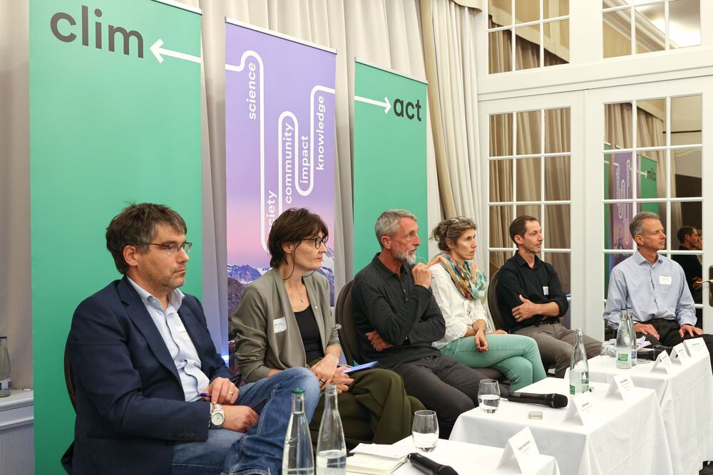 From left to right: Roger Nordmann, Conseiller national (PS); Céline Baux, Députée au Grand-Conseil (UDC); Pierre Wahlen, Député au Grand-Conseil (Les Vert·e·s), Municipal - Nyon; Valérie D’Acremont, Professeure, Unisanté; Antoine Guisan, Professeur, UNIL; Sacha Nick, Researcher, EPFL.