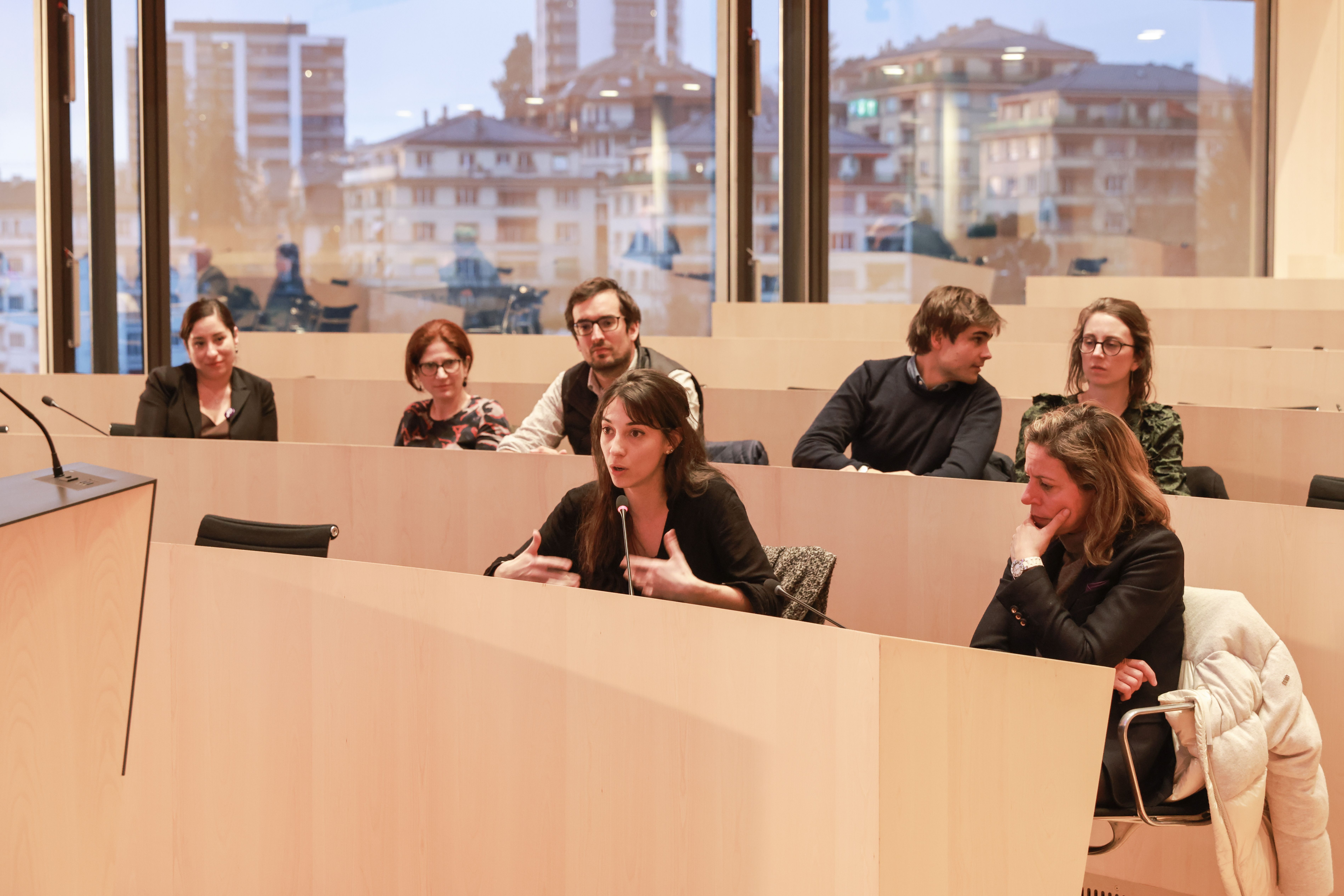 Elodie Lopes, Présidente de la commission des pétitions :
« La pétition est un outil intéressant car il permet aux députés d'avoir
un accès direct à la société civile et ne nécessite pas de nombre minimal de
signatures. Elle sont ensuite traitées en commission par le Grand Conseil, qui
est également tenu de recevoir les pétitionnaires. »

