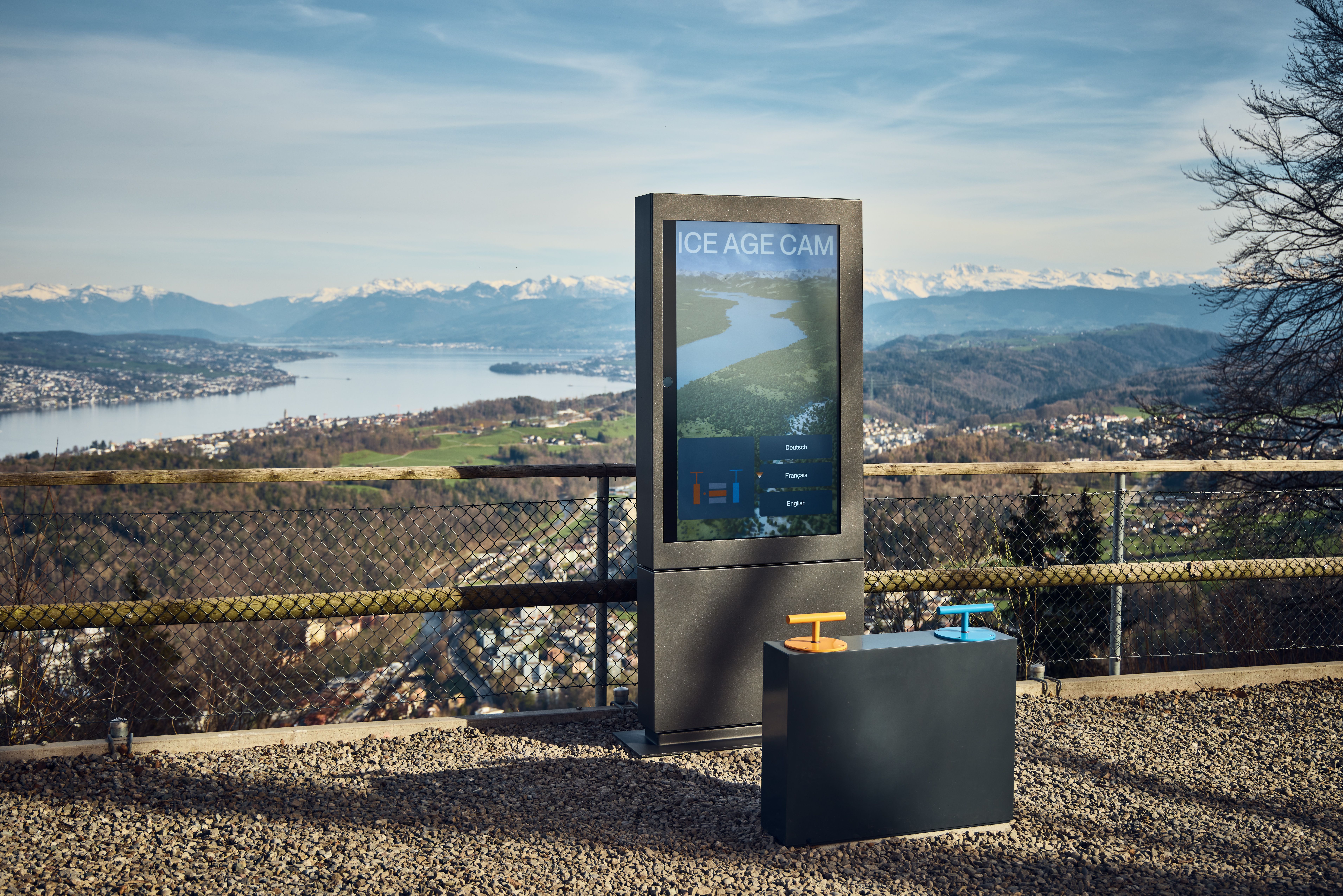 The IceAgeCam on the terrace of the Felsenegg restaurant, with a panoramic view of Lake Zurich and the Alps in the distance. The IceAgeCam's pumps are used to modify the CO2 content of the atmosphere, thereby influencing the retreat and advance of glaciers. Periods of several hundred thousand years are playfully linked to current climate change. (Photos: Christian Grund, IceAgeCam)