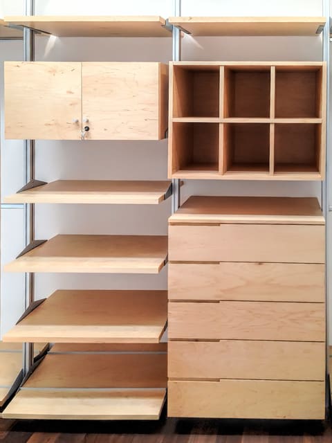 Closet modular de lujo fabricado en madera de maple.