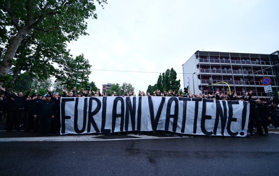 Milan kallar till krismöte - alla hänger löst