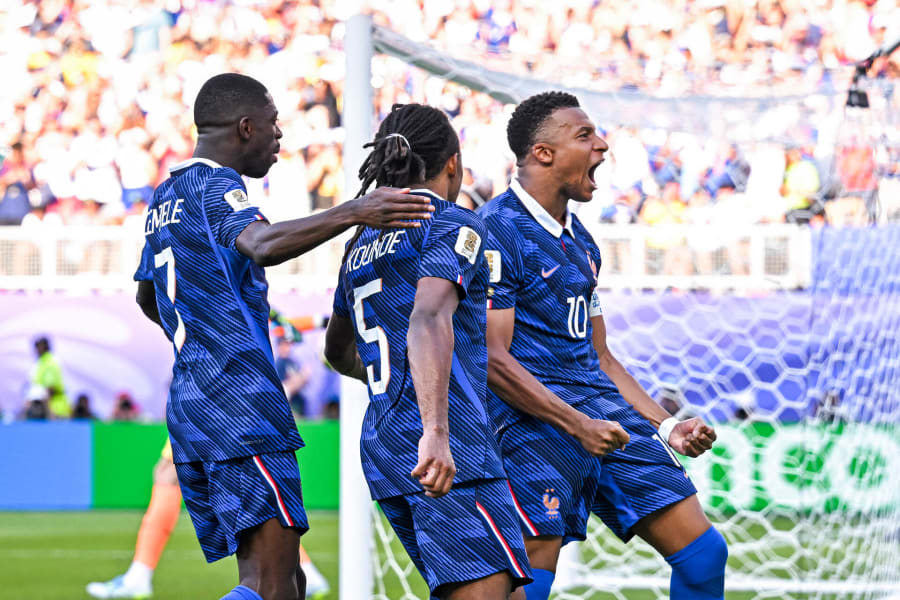260705 Fotboll, VM France's Kylian MBAPPE celebrates his penalty with France's Ousmane DEMBELE and France's Jules KOUNDE during the 2026 FIFA World Cup match between Paraguay and France at Lincoln Financial Field on July 4, 2026 in Philadelphia, Pennsylvania. (Photo by Baptiste Fernandez/Icon Sport)
 © Bildbyrån - COP 75 - SWEDEN ONLY