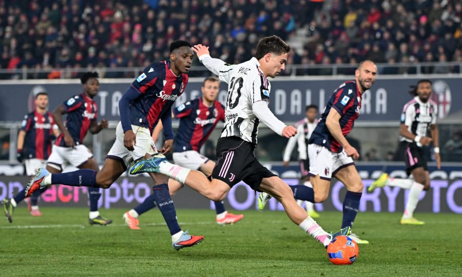 Kenan Yildiz och Bologna's Jhon Lucumi