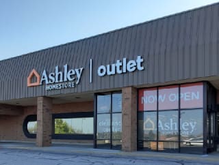 Ashley Furniture Com Showroom : Furniture And Mattress Store At 7001