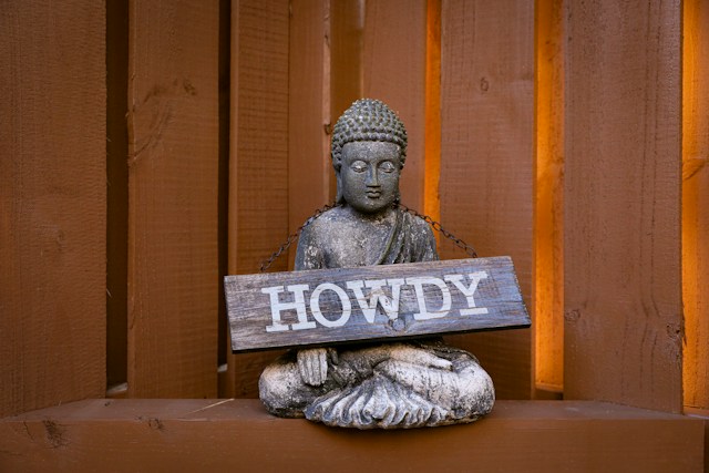 Greeting 'Howdy' in English displayed on a sign