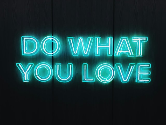 Inspirational quote saying 'Do what you love'