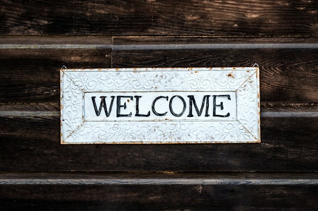 Greeting 'Welcome' in English displayed on a sign