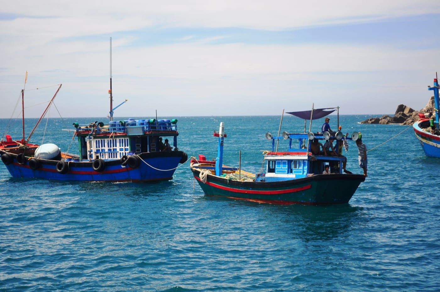 Fischerboote auf dem türkisblauen Wasser der Bucht von Vinh Hy