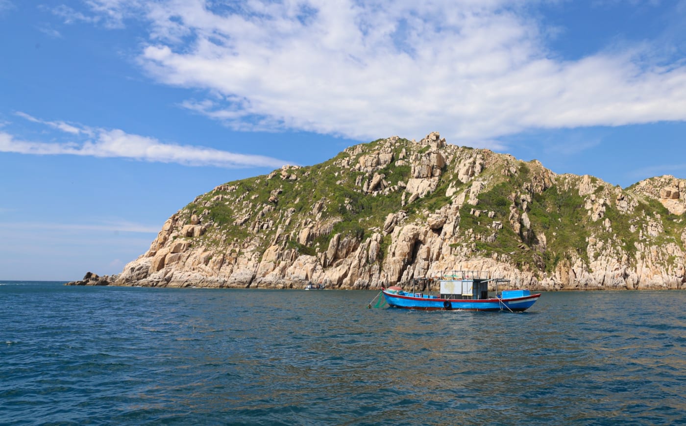 Eine Granitlandzunge des Nationalparks Nui Chua, die ins Meer ragt