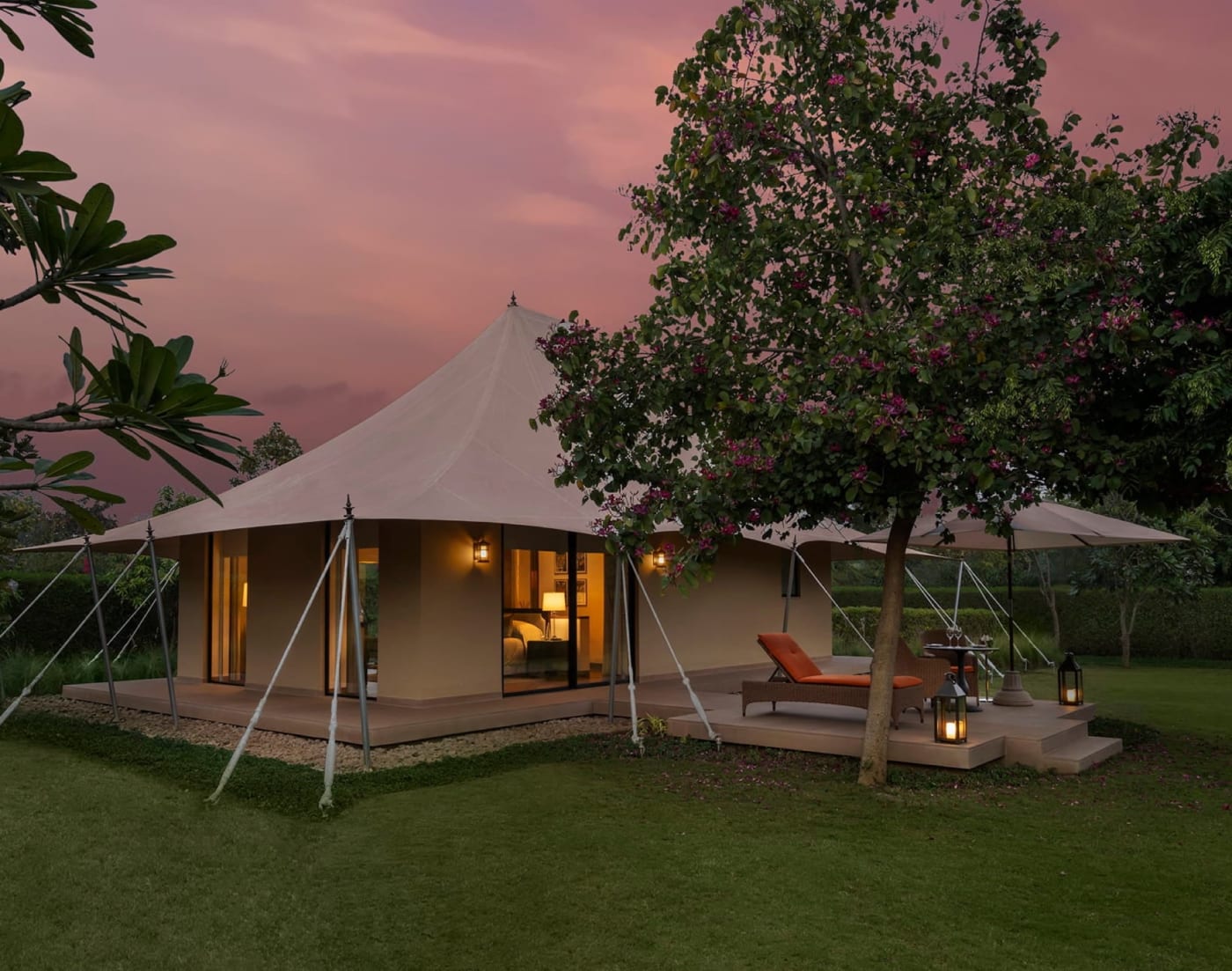 Une tente de The Oberoi Vindhyavilas illuminée au crépuscule, à Bandhavgarh
