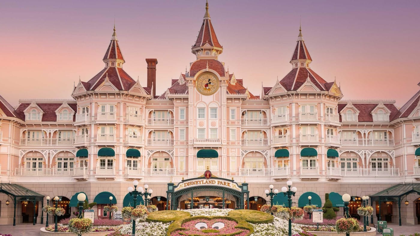 Die rosa viktorianische Fassade des Disneyland Hotel über dem Eingang des Disneyland Park