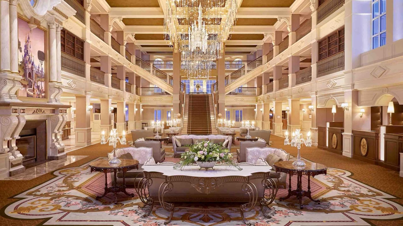 Die große elfenbeinfarbene und goldene Lobby des Disneyland Hotel mit Kristallkronleuchter