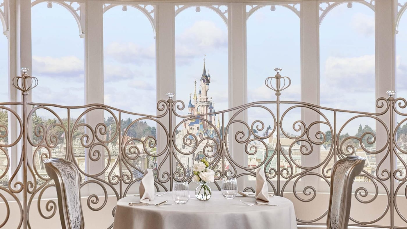 Die Castle Club Lounge des Disneyland Hotel mit Blick auf das Dornröschenschloss