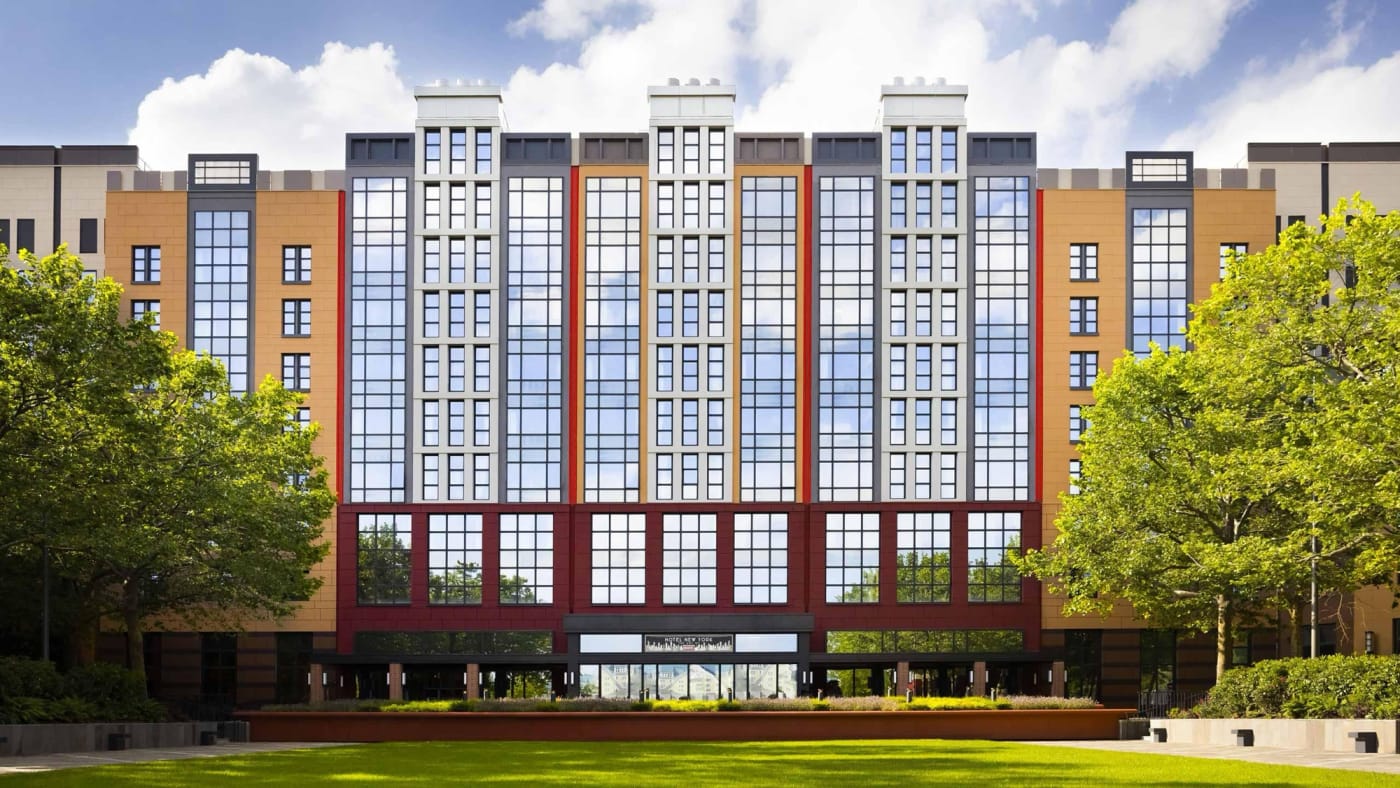 Die Fassade des Disney Hotel New York - The Art of Marvel, entworfen von Michael Graves