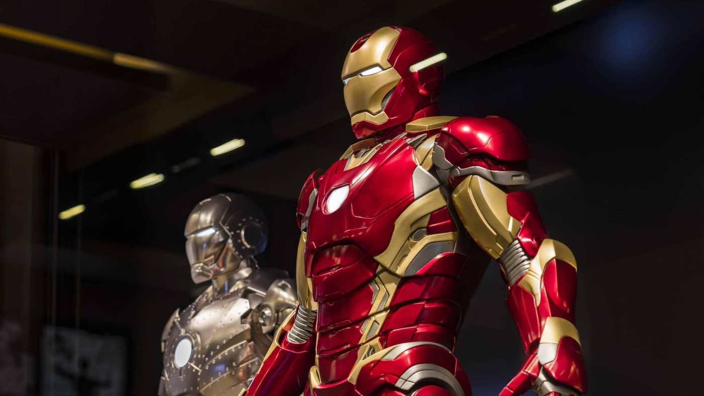Die in der Lobby des Disney Hotel New York - The Art of Marvel ausgestellten Iron Man-Rüstungen