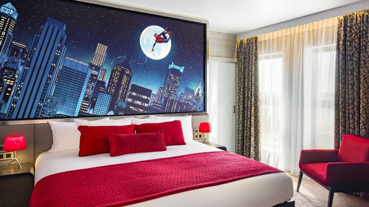 Das Schlafzimmer der Spider-Man Suite im Disney Hotel New York - The Art of Marvel