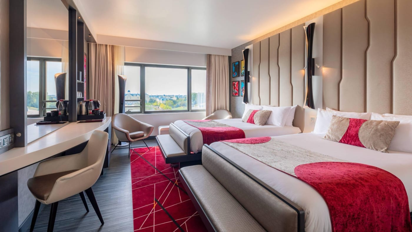 Ein Empire State Club Zimmer mit Blick auf den Disney-See