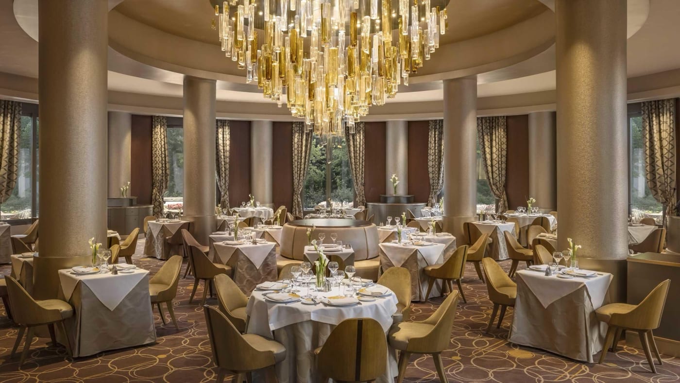 Das Manhattan Restaurant und sein von Asgard inspirierter Kronleuchter