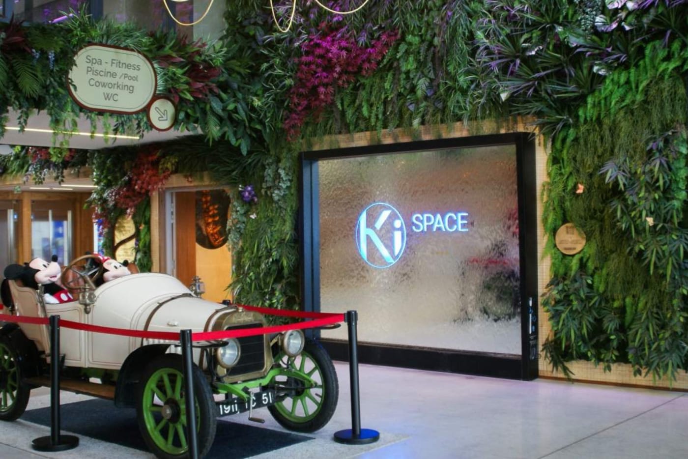 Der Eingang des Ki Space Hotel & Spa in Serris, Pflanzenwand und Oldtimer
