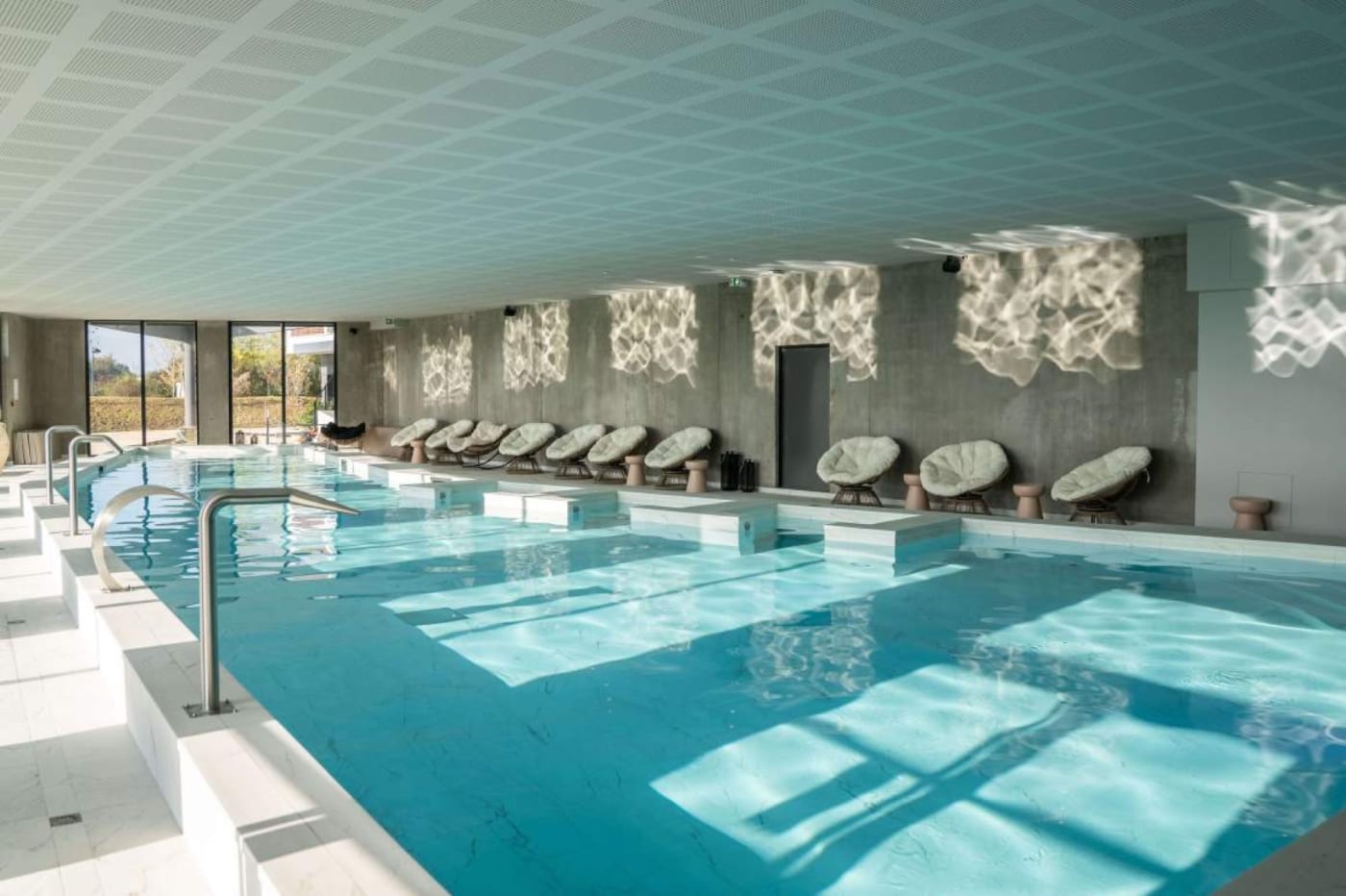 Der 23 Meter lange beheizte Innenpool des Ki Space Hotel & Spa