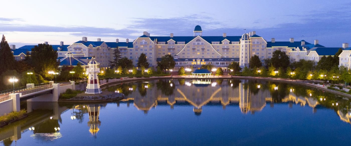 Der Disney Newport Bay Club am Ufer des Disney-Sees bei Einbruch der Dunkelheit