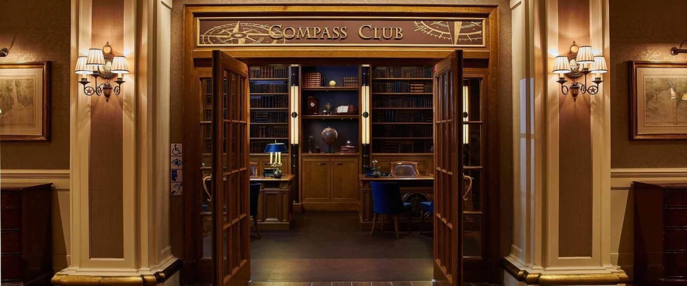 Der Eingang der Compass Club Lounge im Disney Newport Bay Club