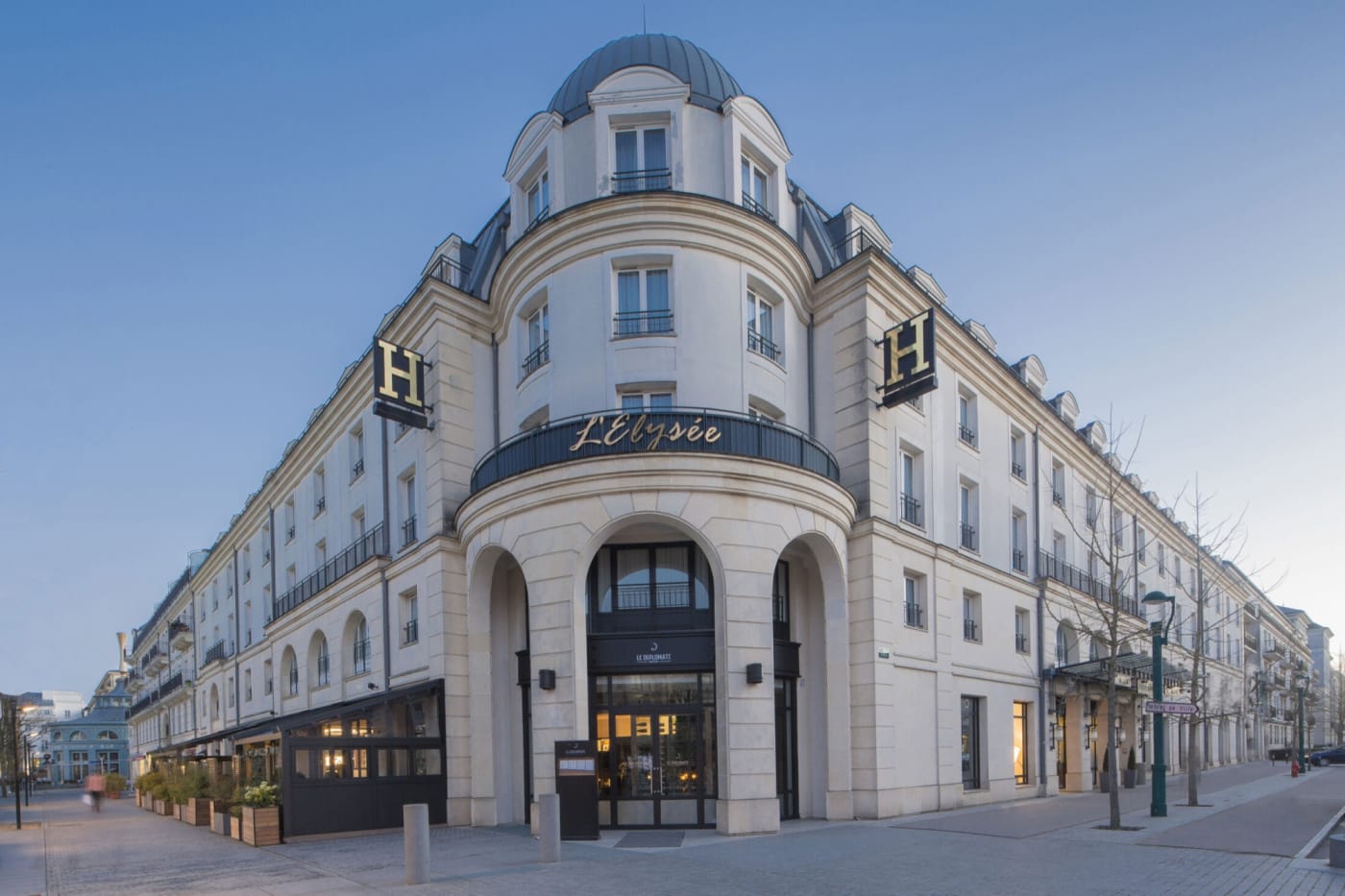 Die haussmannsche Fassade des Hôtel l'Élysée Val d'Europe an der Place d'Ariane in Serris