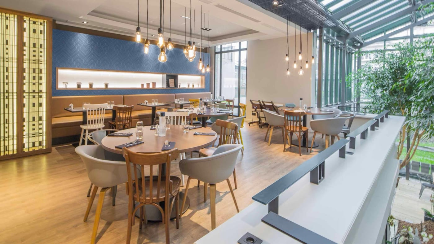 Das Restaurant Le George unter seinem Glasdach im Hôtel l'Élysée Val d'Europe